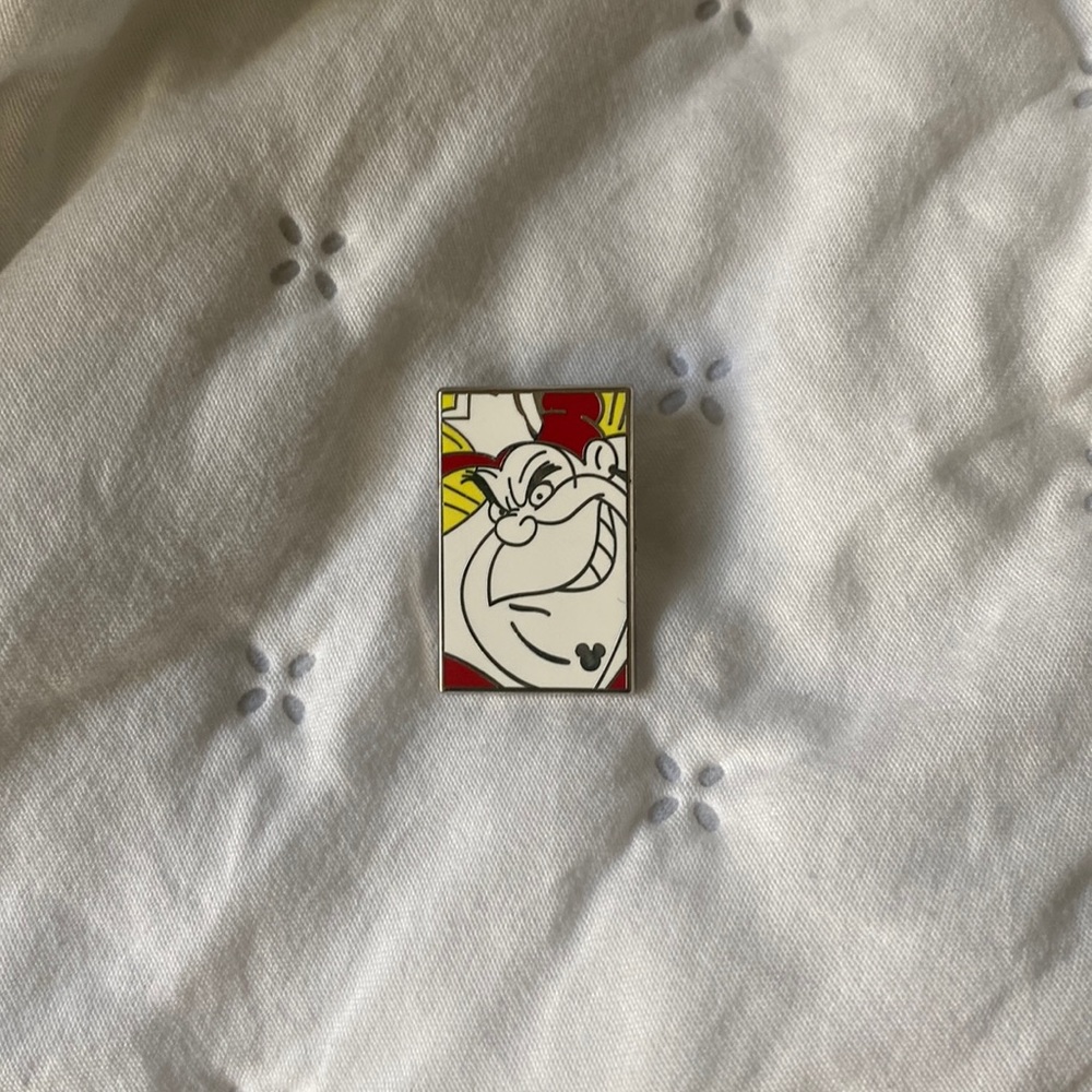 Queen of hearts hidden Mickey disney pin
